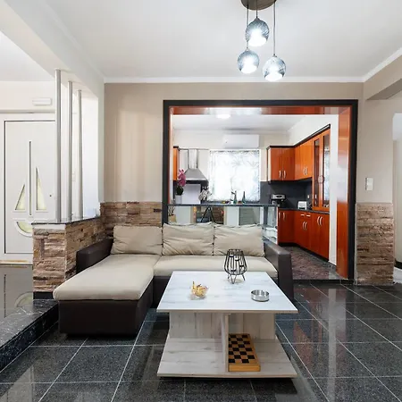 Sun & Waves Beachfront アパート ランピ