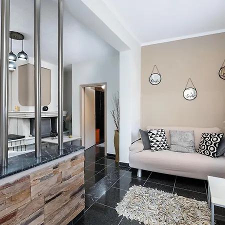 Sun & Waves Beachfront Apartment *