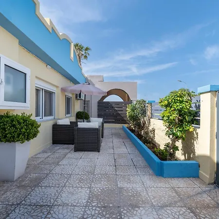 Апартаменты Sun & Waves Beachfront *