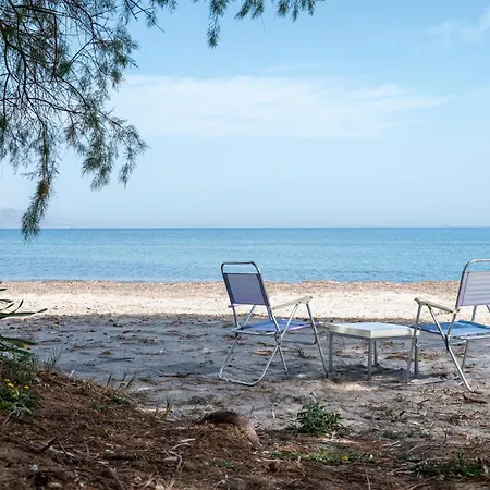 Апартаменты Sun & Waves Beachfront *