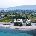 Sun & Waves Beachfront Apartamento